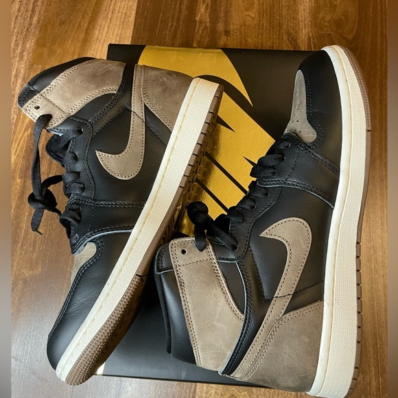 Like New AIR JORDAN 1 RETRO HIGH OG - Picture 3 of 10